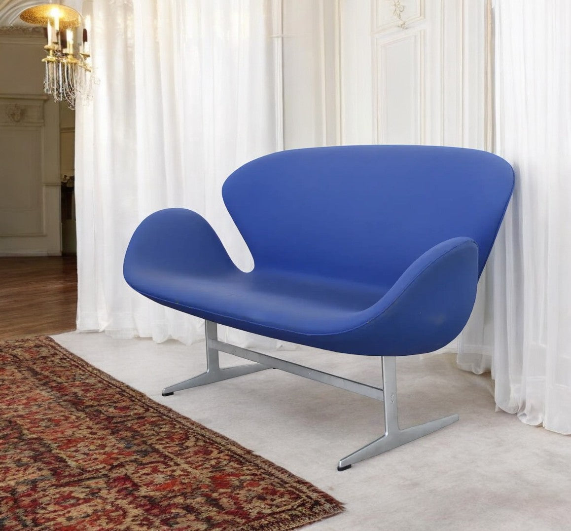 Arne Jacobsen Swan settee front view