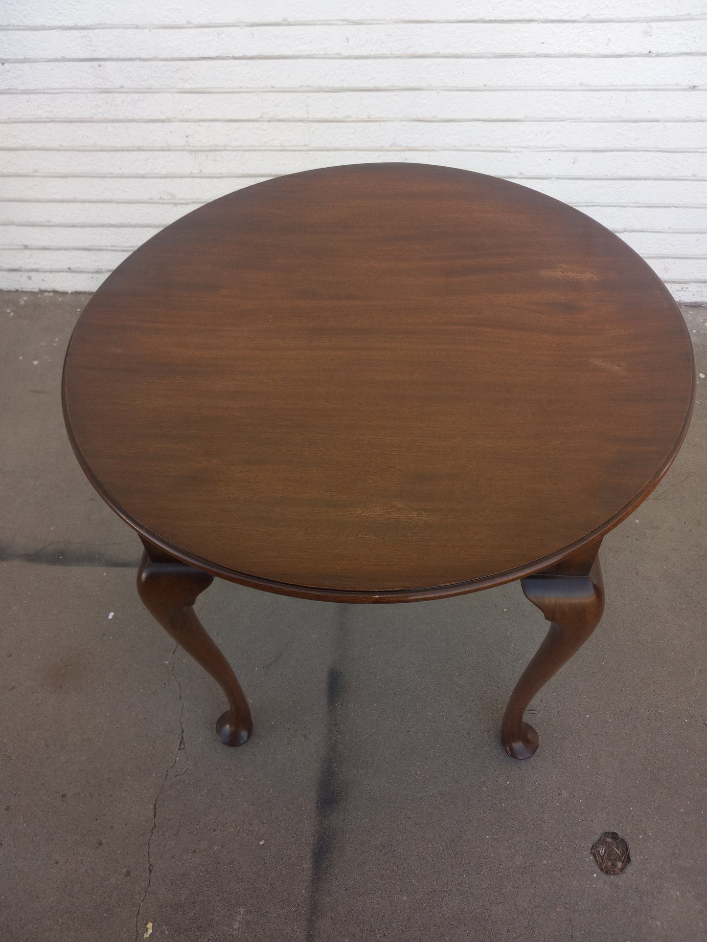 Traditional British round table with mahogany finish