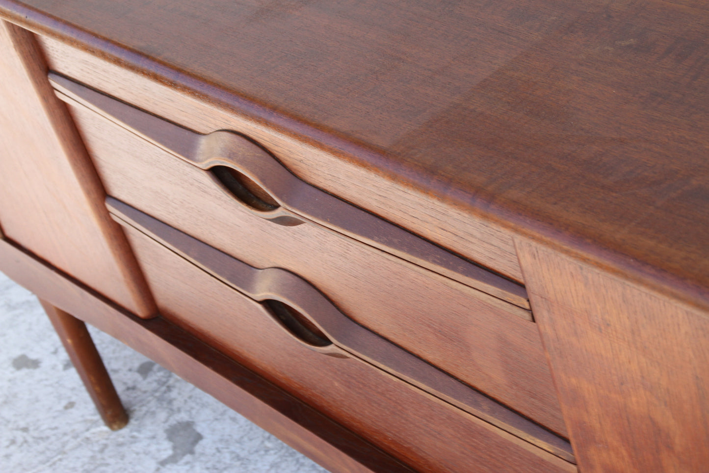 Teak credenza with minimalist style