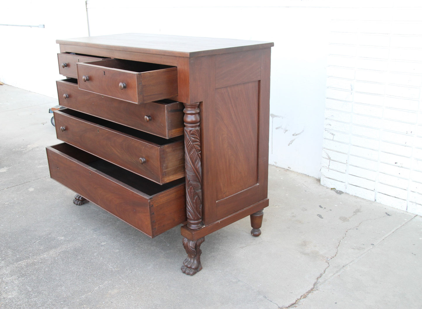 Traditional 5-Drawer Wooden Dresser – Vintage-Style Storage Chest with Carved Wooden Legs