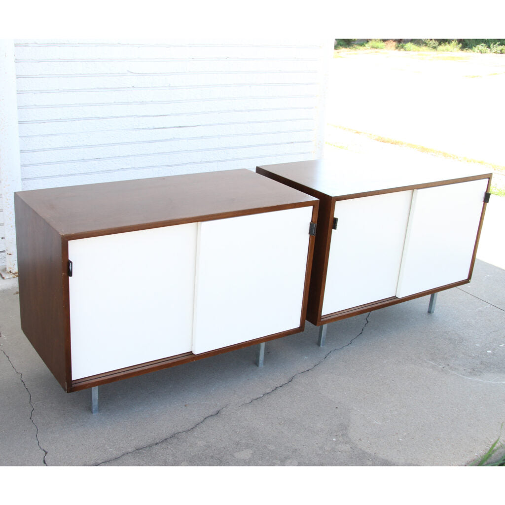 Elevate your credenza with Knoll's Leather Cabinet Handle, featuring a sophisticated blend of Walnut and lacquered wood.