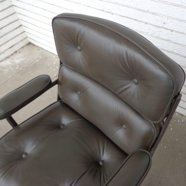 Time Life Lobby Desk Arm Chair by Herman Miller. Experience the perfect balance of comfort and design in this classic seating option.