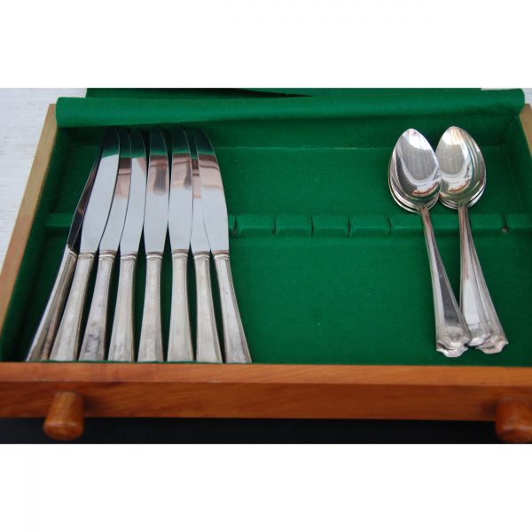 Gift silverware box with utensils