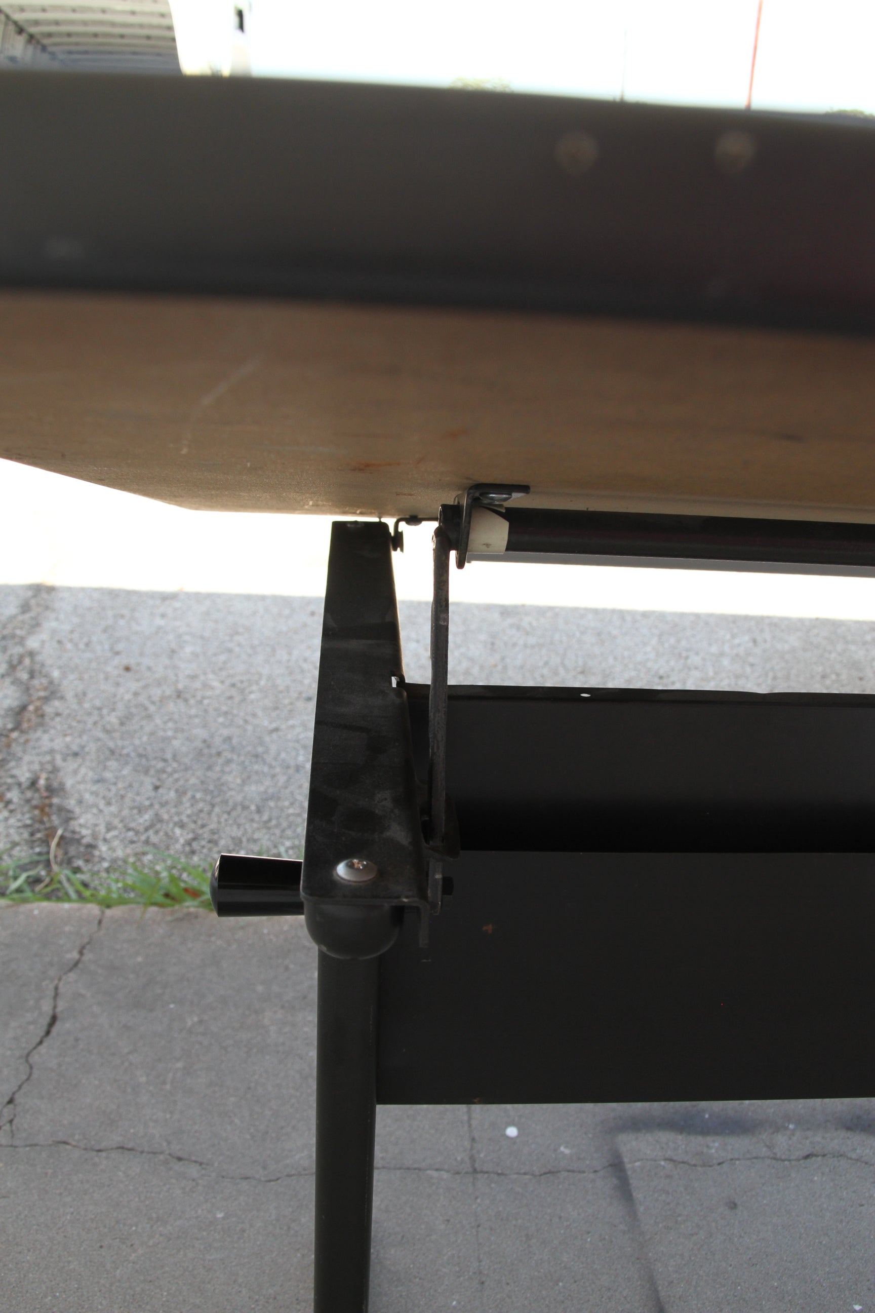 Tilting art desk for illustration projects