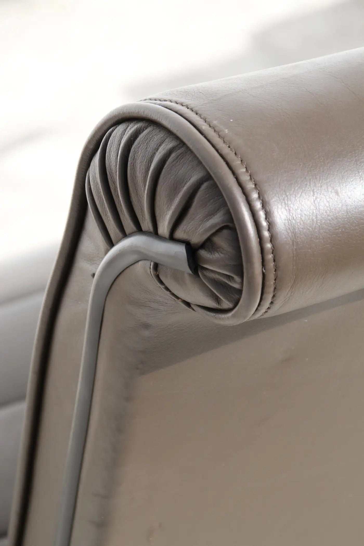 Contemporary visitor chair by Knoll