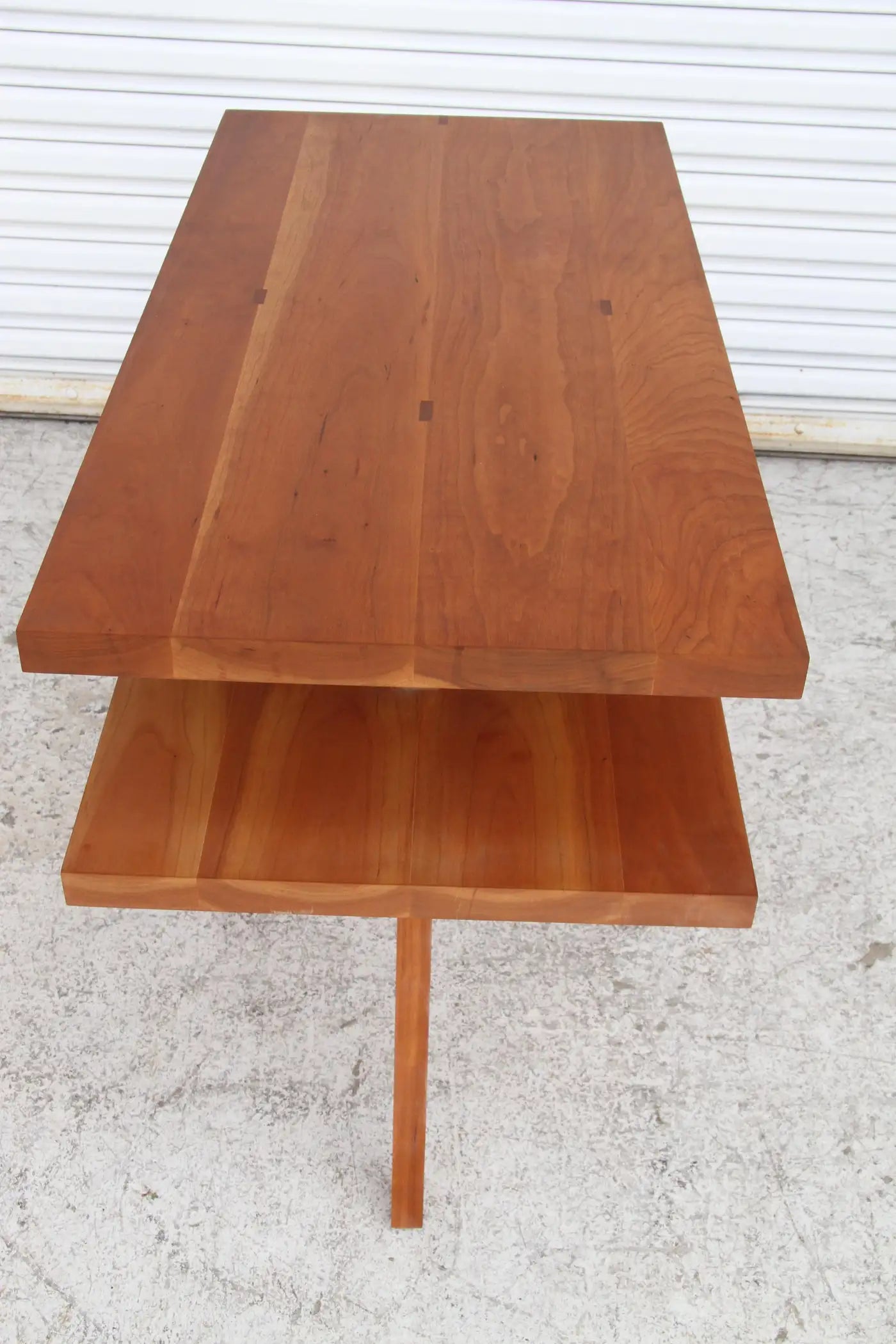 Minimalist occasional table Richard Meier design