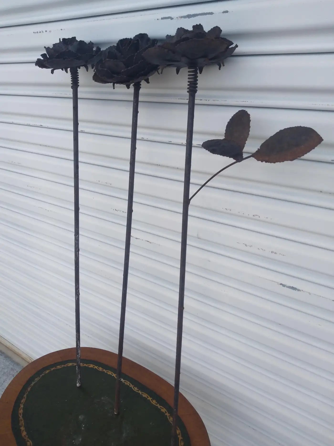 Floral-themed metal garden art rose set