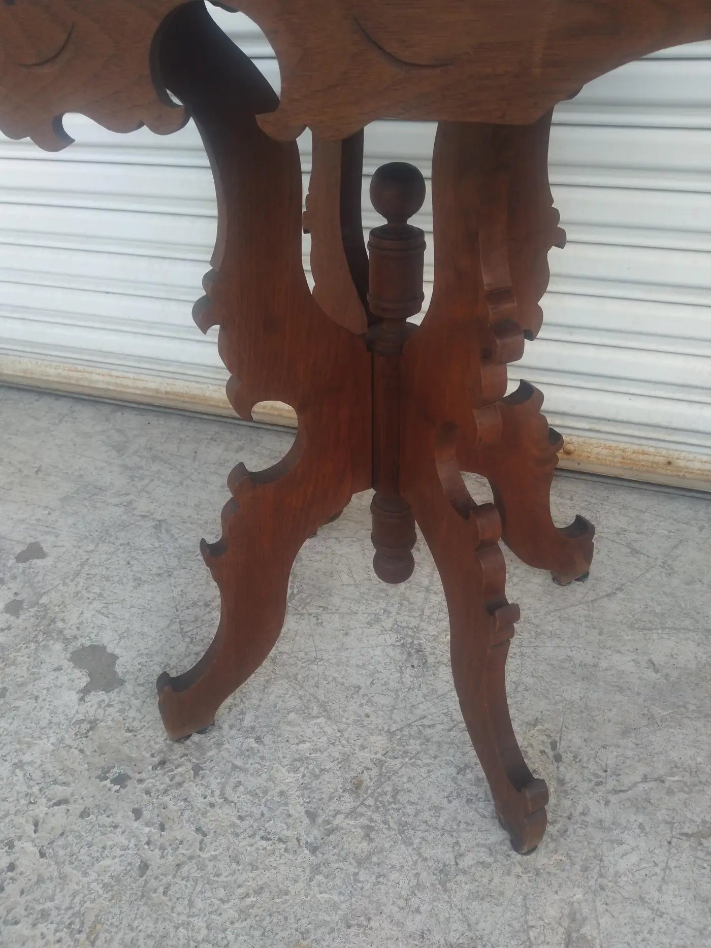Vintage pedestal side table Eastlake