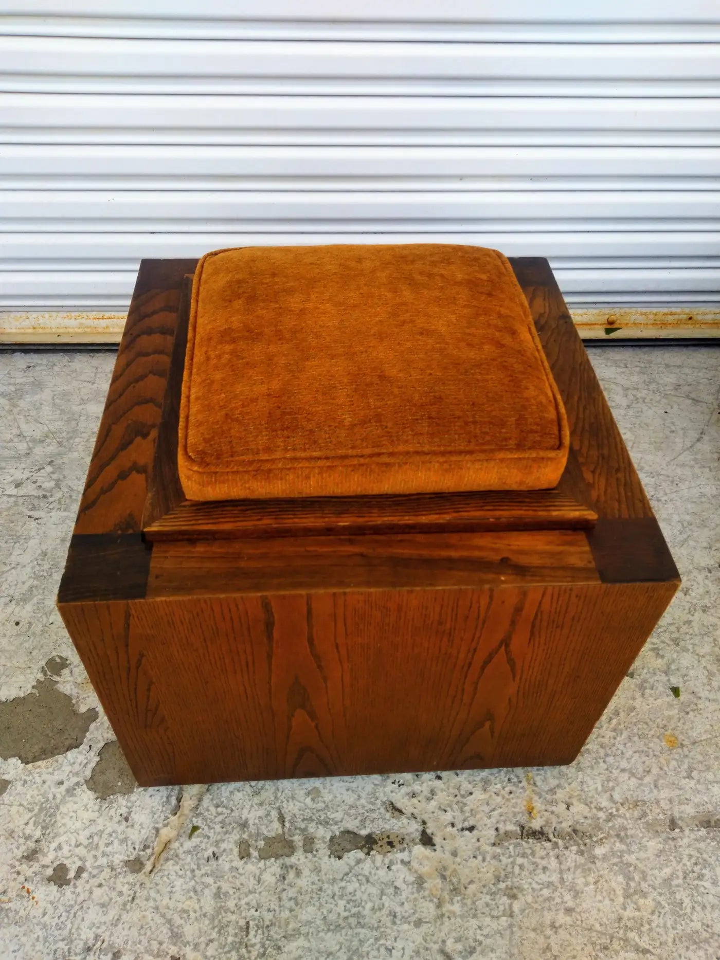 Modular Lane stools with hidden wheels