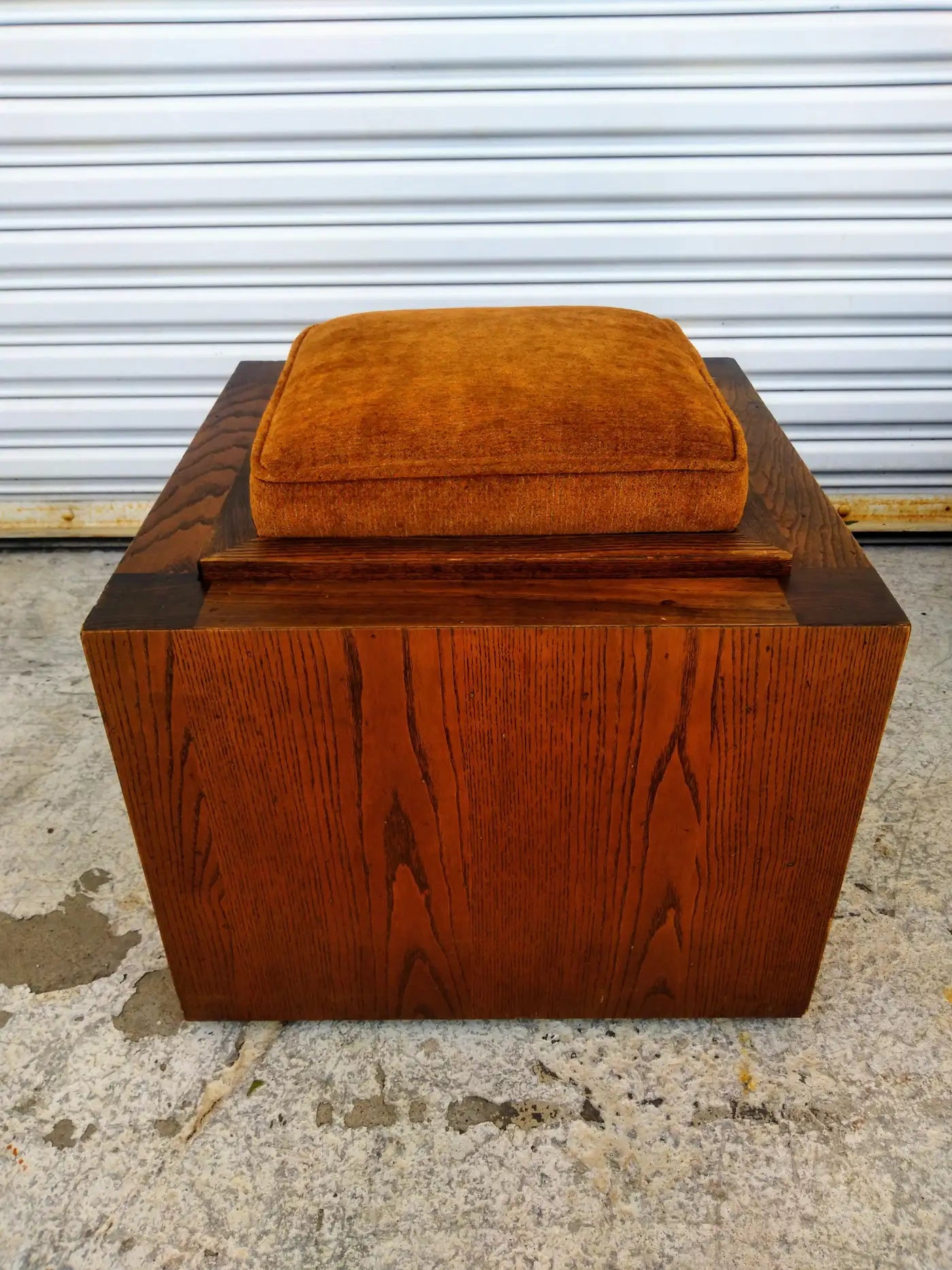 Lane end table with mid-century modern design