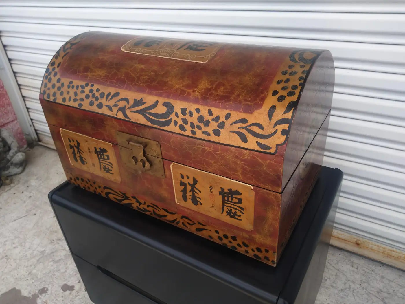 Vintage-style humpback storage chest with hand-painted design