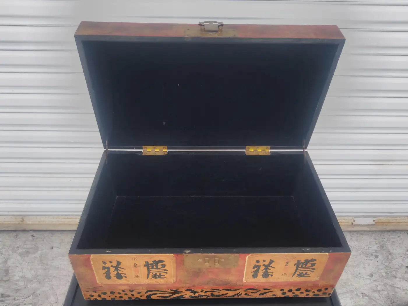 Humpback storage chest with Asian hand-painted artwork