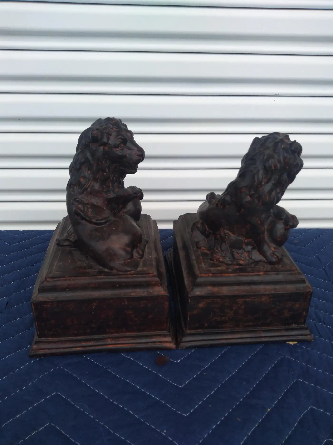 Classic style heavy lion bookends in white plaster