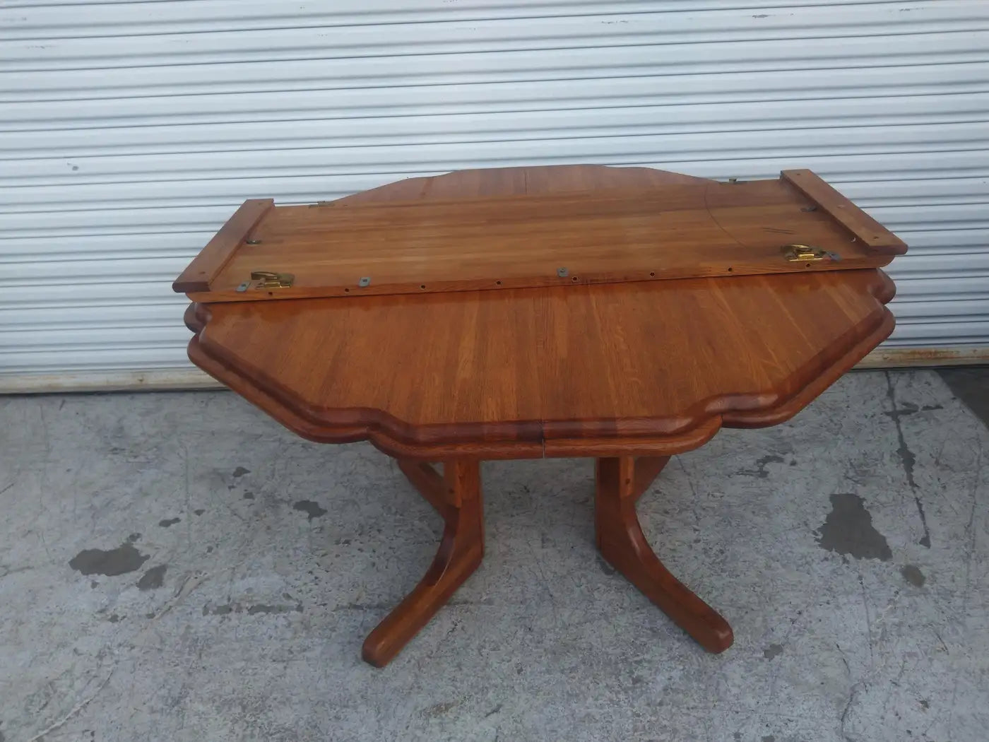 Elegant extendable teak dining table with leaf