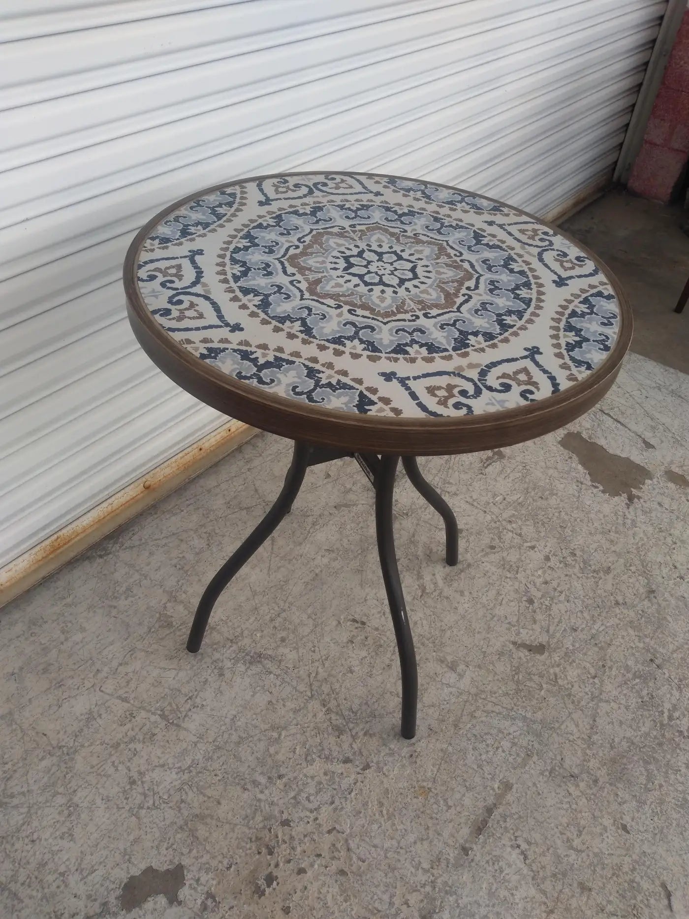 Round pedestal table for garden or patio