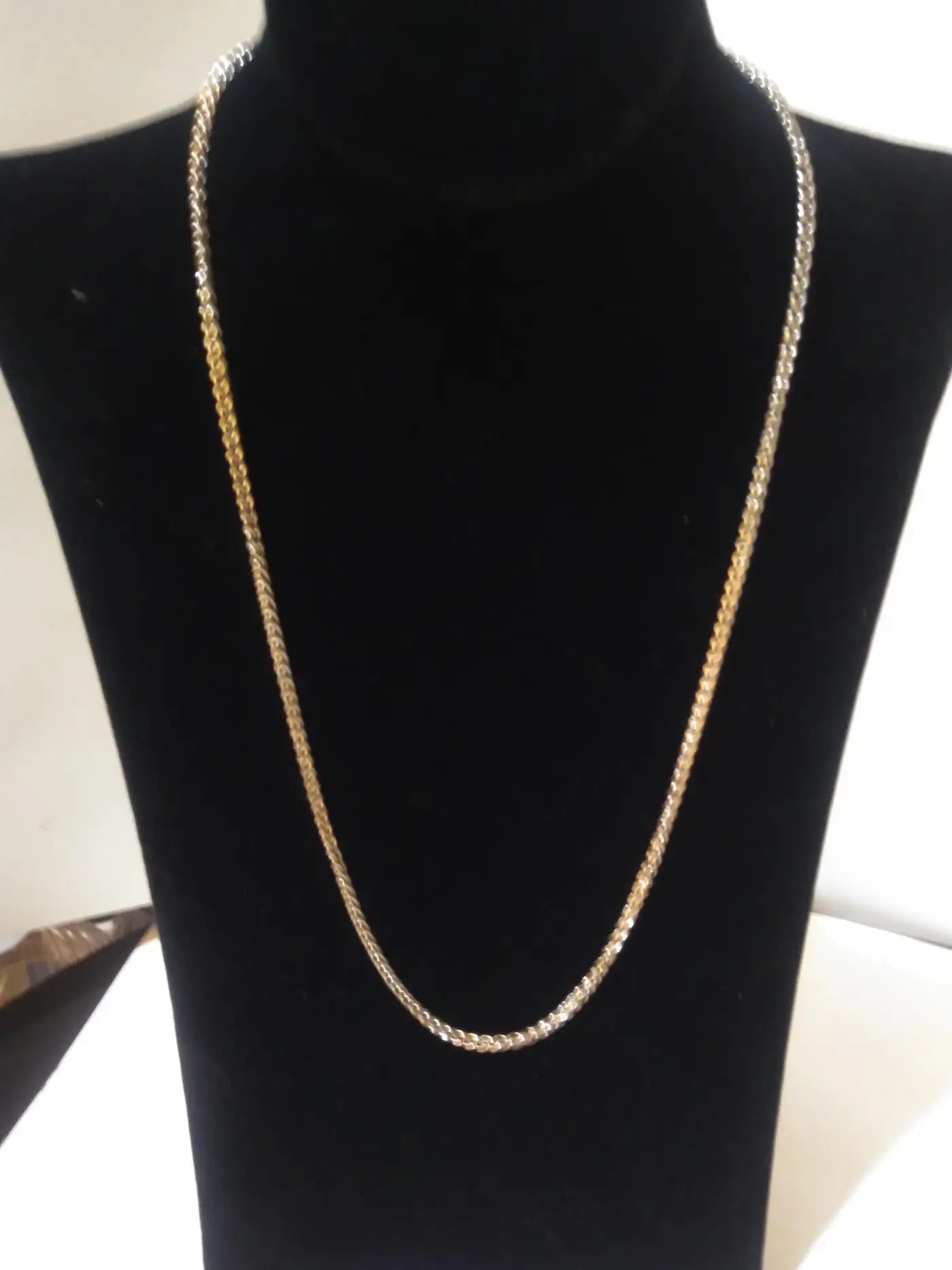 Close-up of Spiya link chain in silver