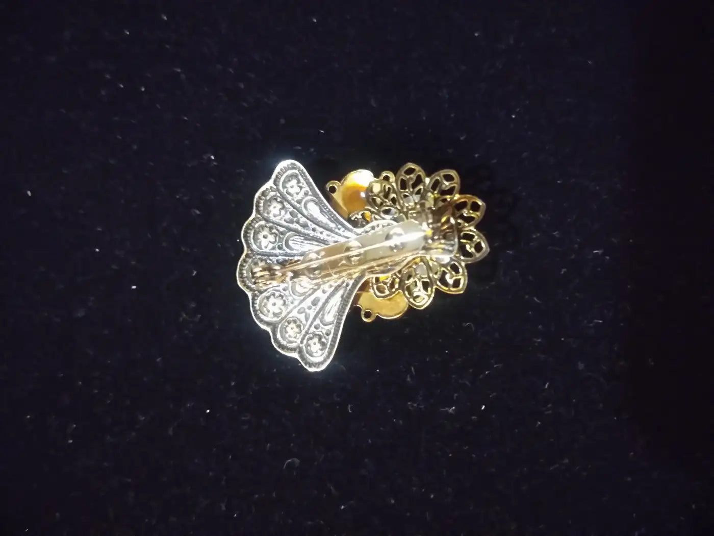 Classic brooch with gold details and pearl centerpiece