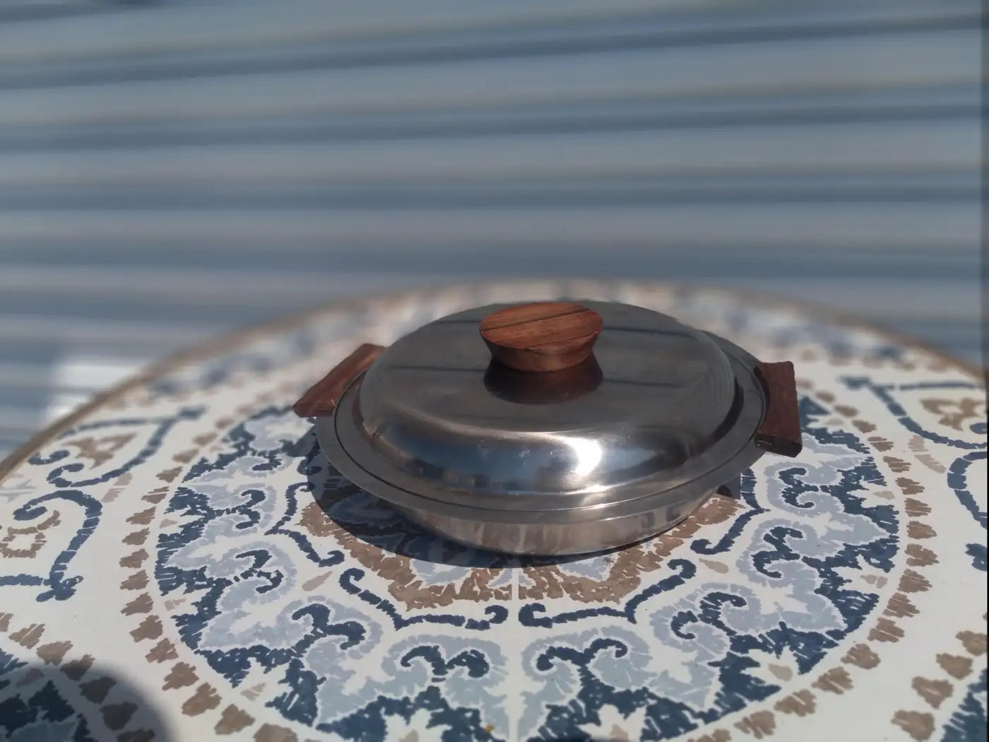 Elegant Scanli pot with teak handle and lid