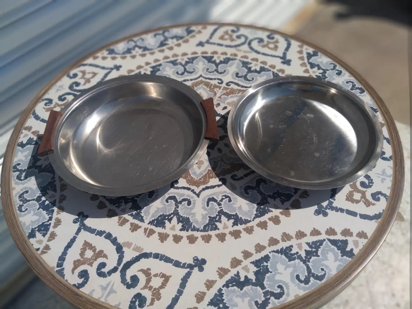 Durable stainless steel pot with teak handle