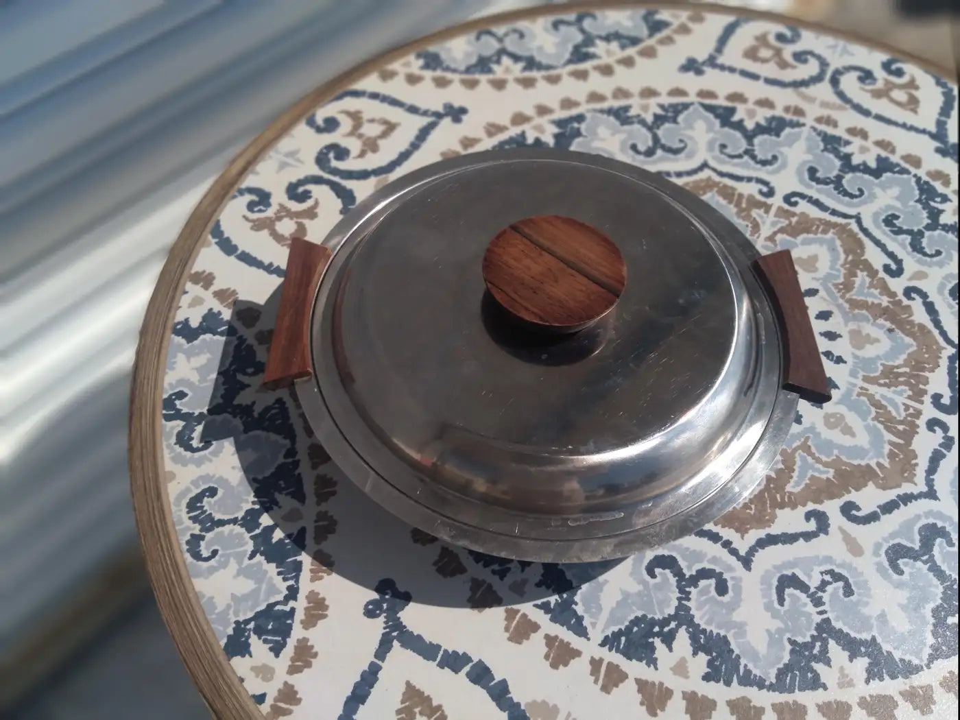 Teak lid and handle on Scanli stainless steel pot