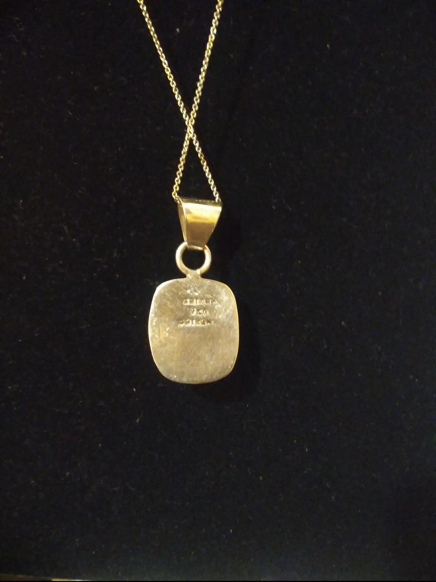 Elegant onyx pendant on 20" silver chain