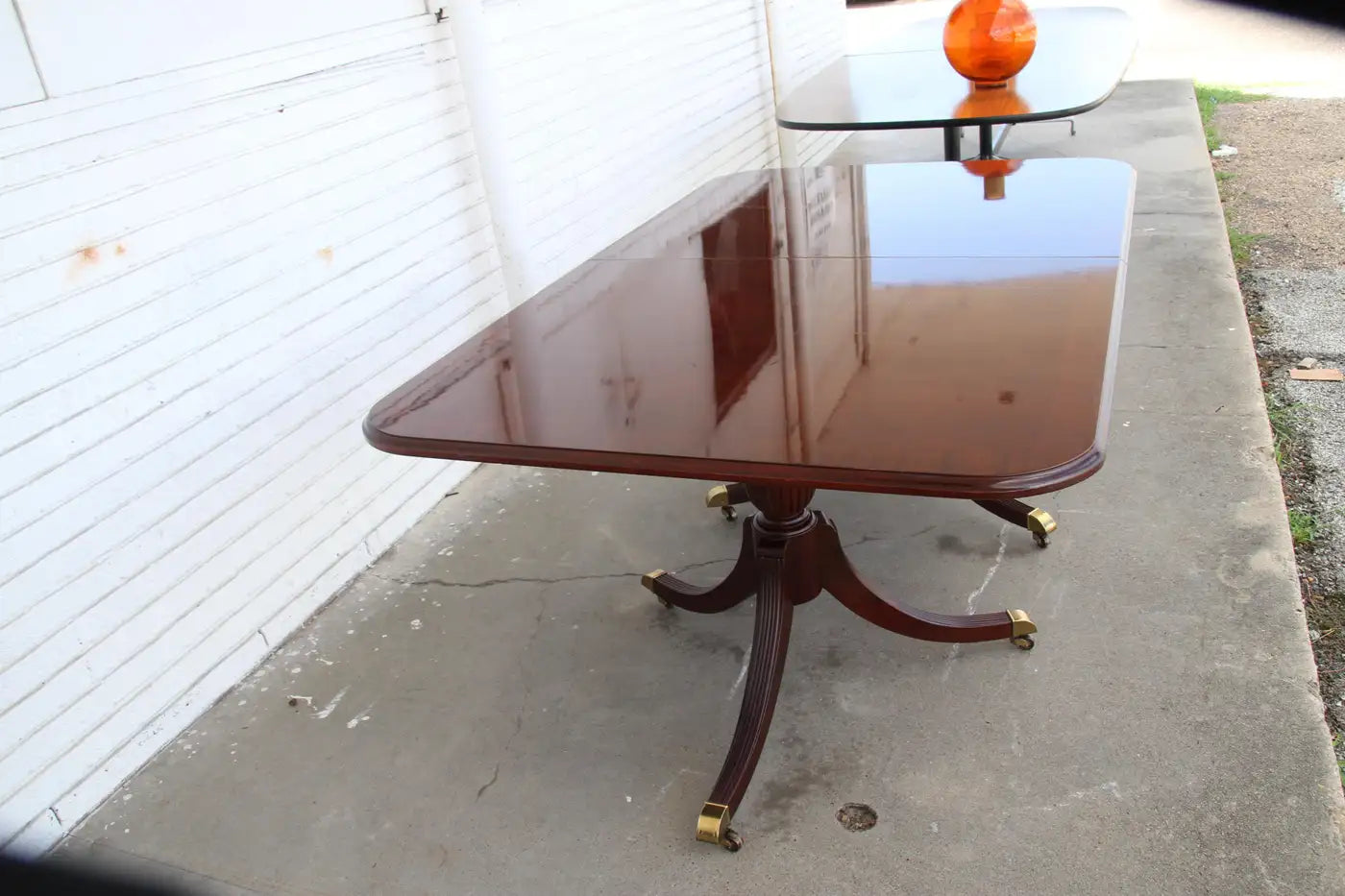 Vintage pedestal dining table by Bernhardt