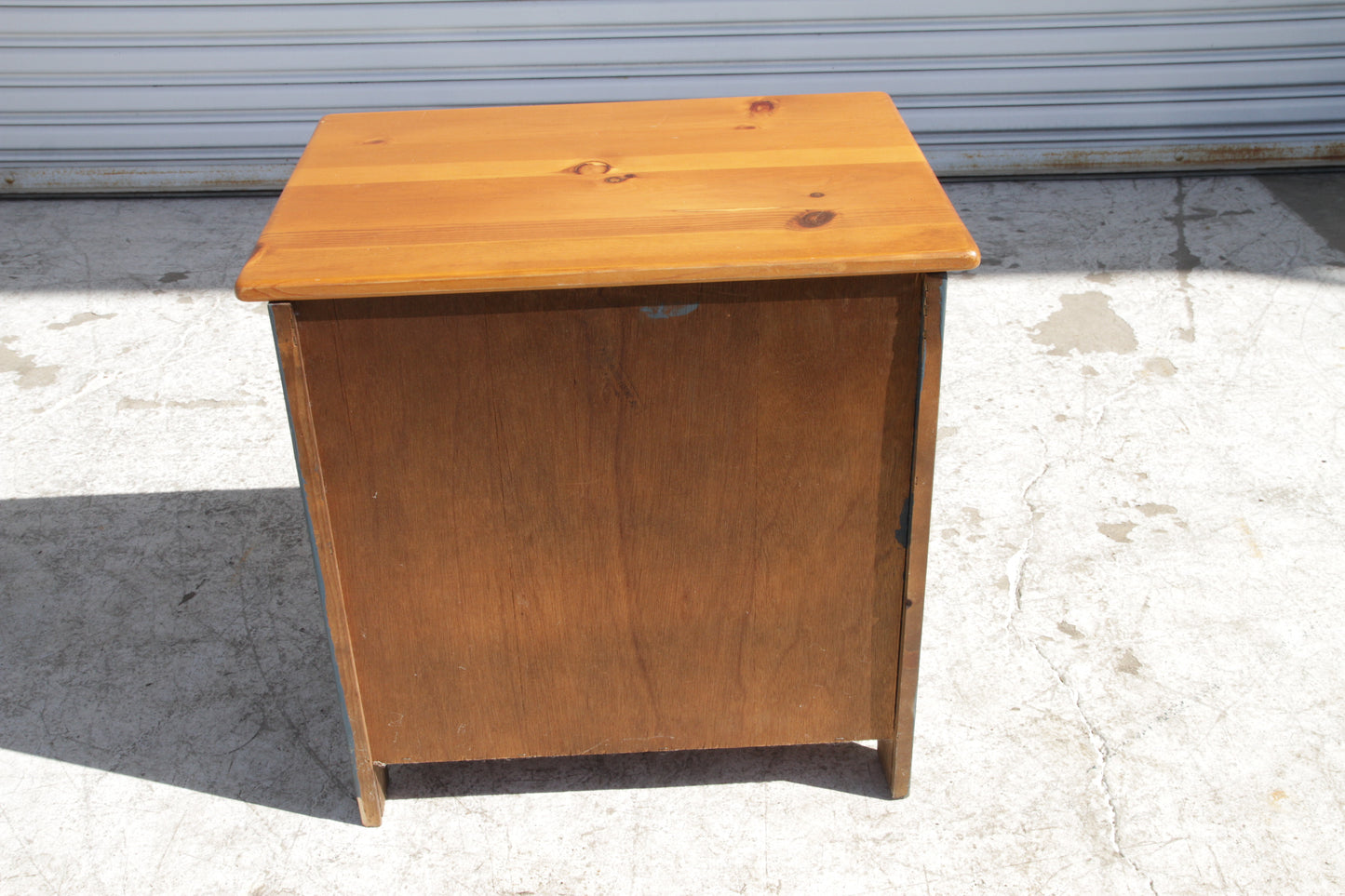 Ice box style oak end table
