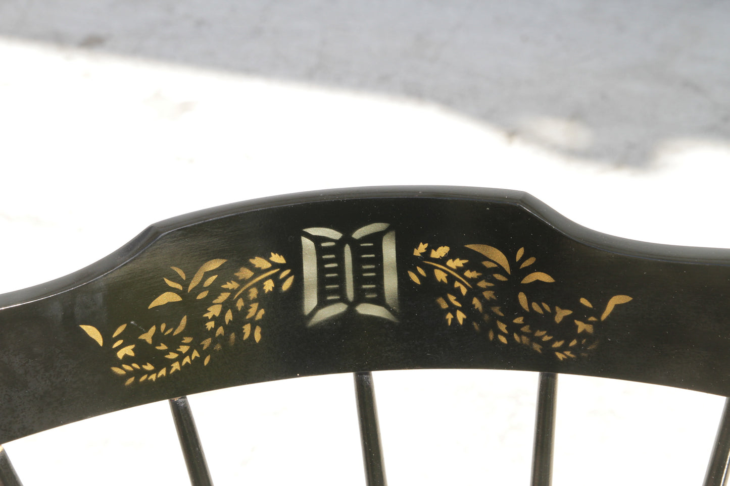 Stylish and sturdy country style Windsor dining chair with curved arms and back.