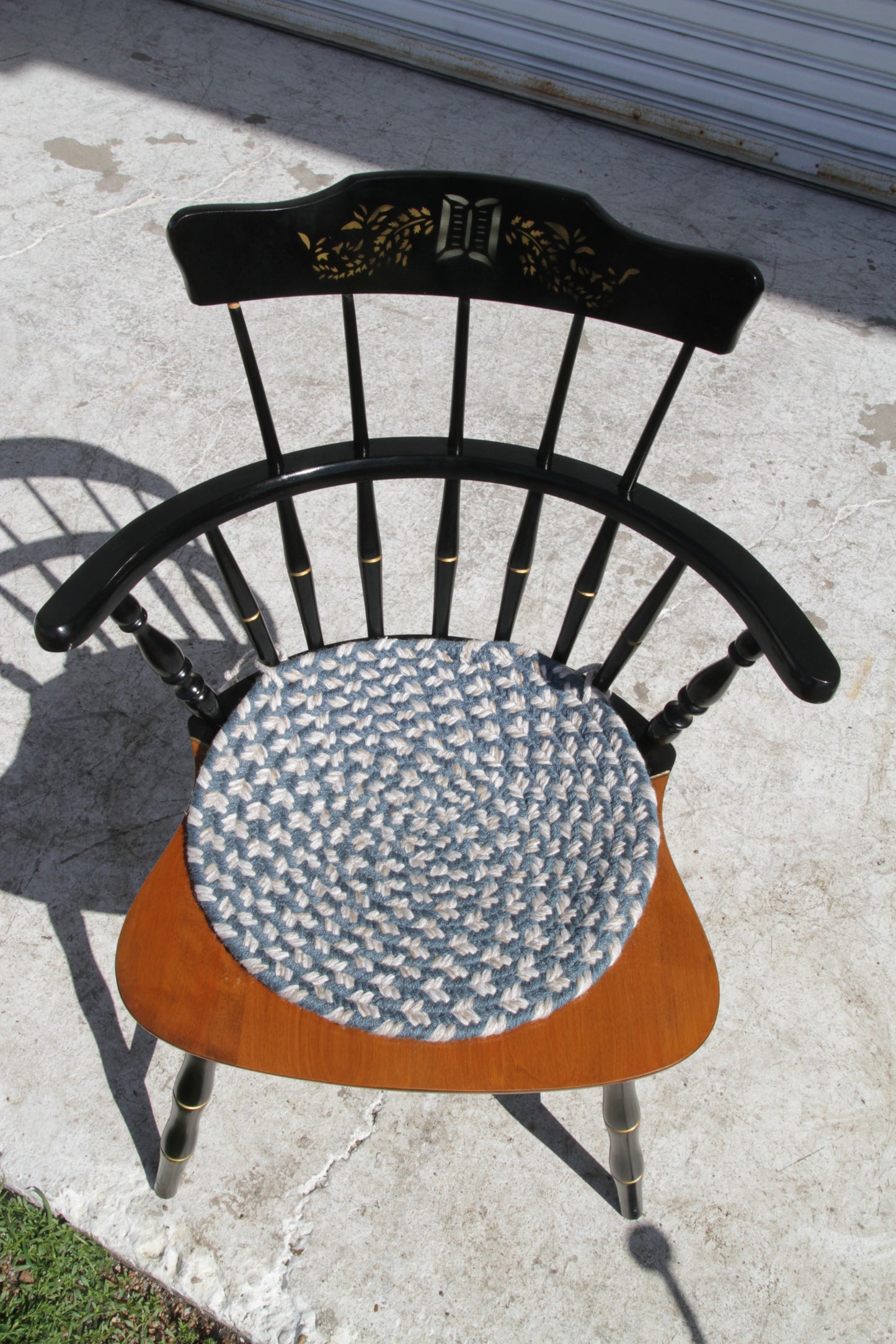 Classic dining chair with a Windsor design and country-style spindle backrest.