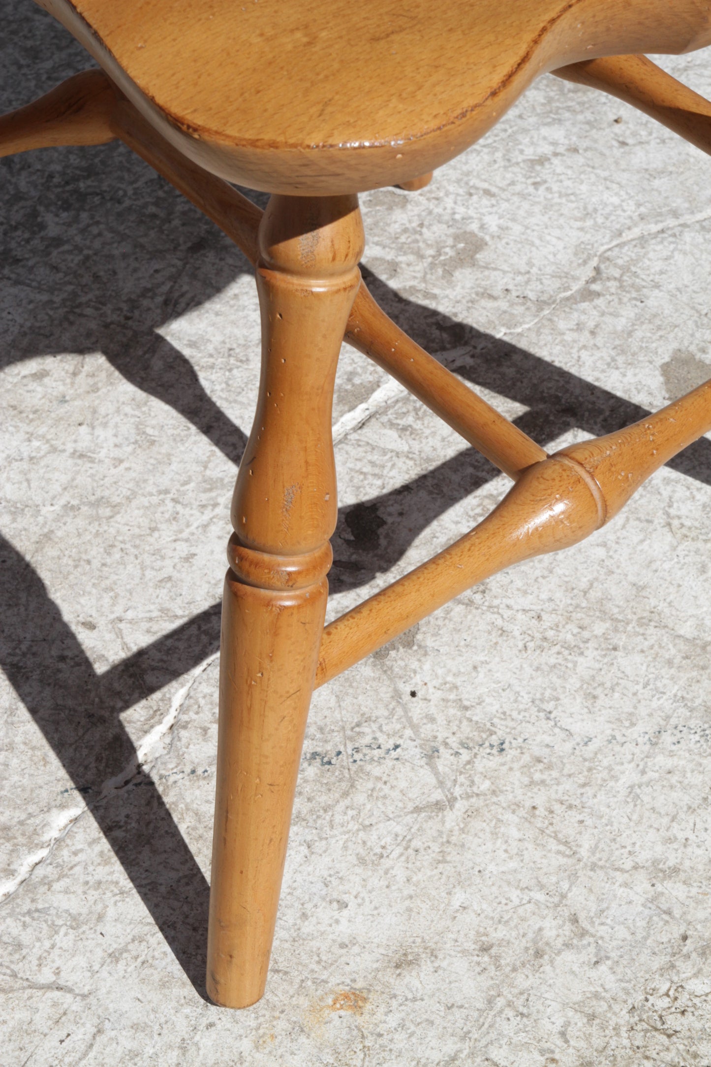 Sturdy and stylish Windsor dining chair with spindle back and maple arms