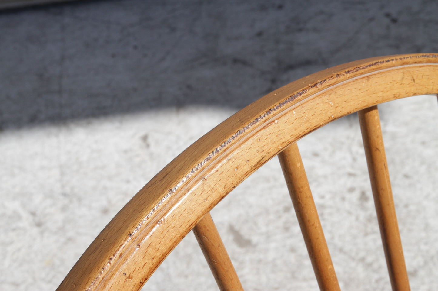 Traditional Windsor armchair in maple with turned legs and spindle backrest
