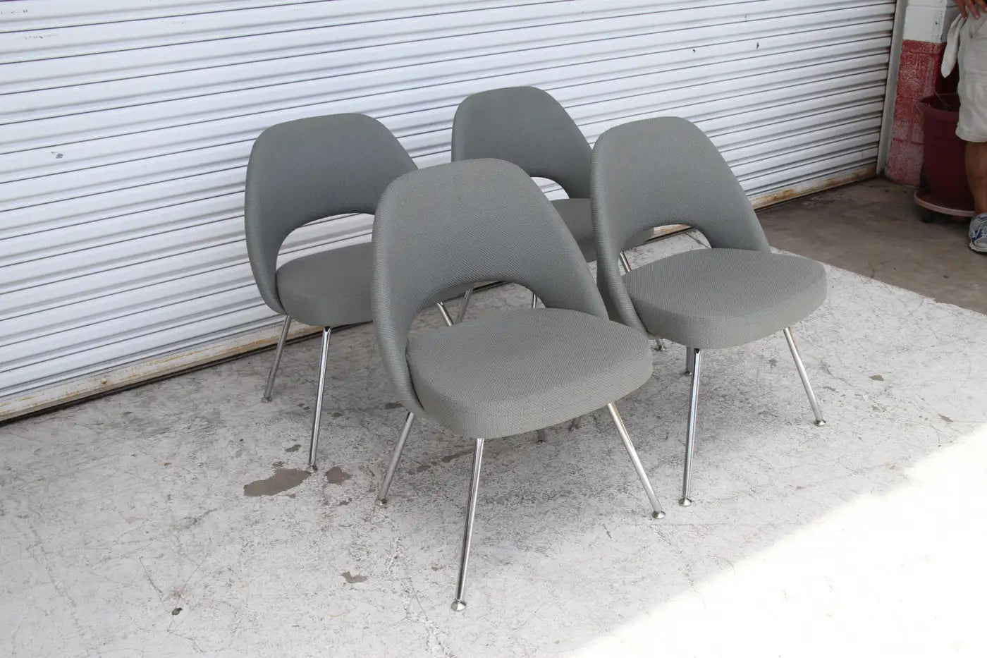 Modernist Eero Saarinen chairs with curved back