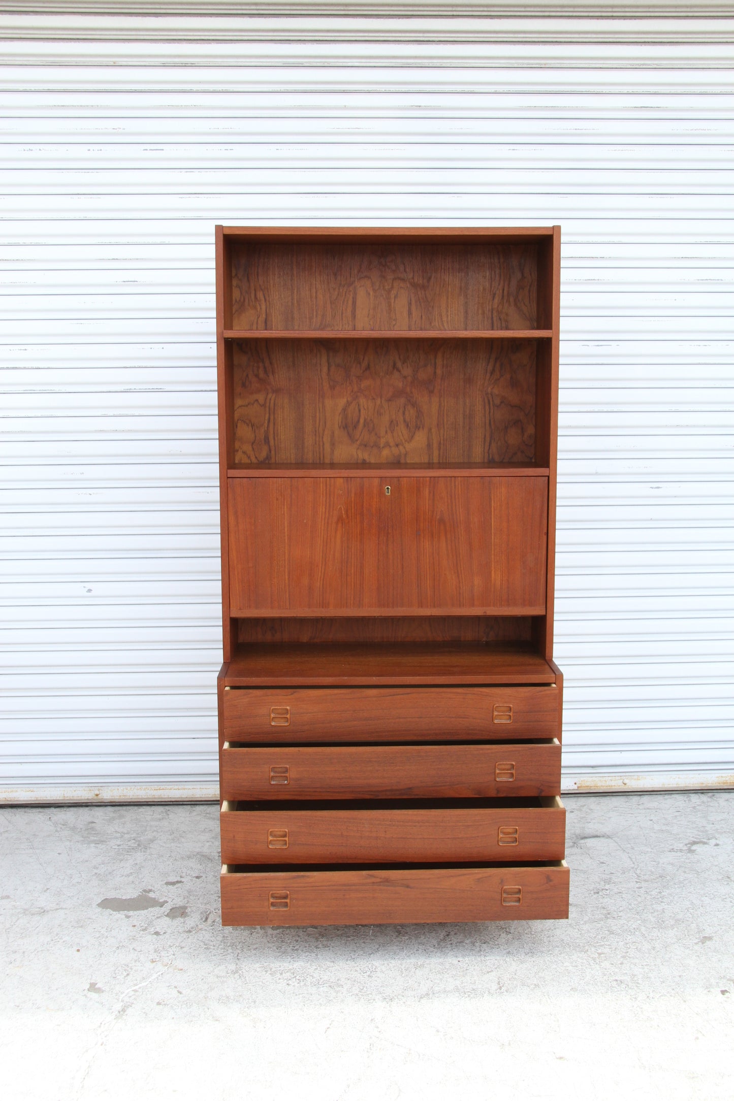 Elegant desk with drawers and a four-drawer chest for extra storage