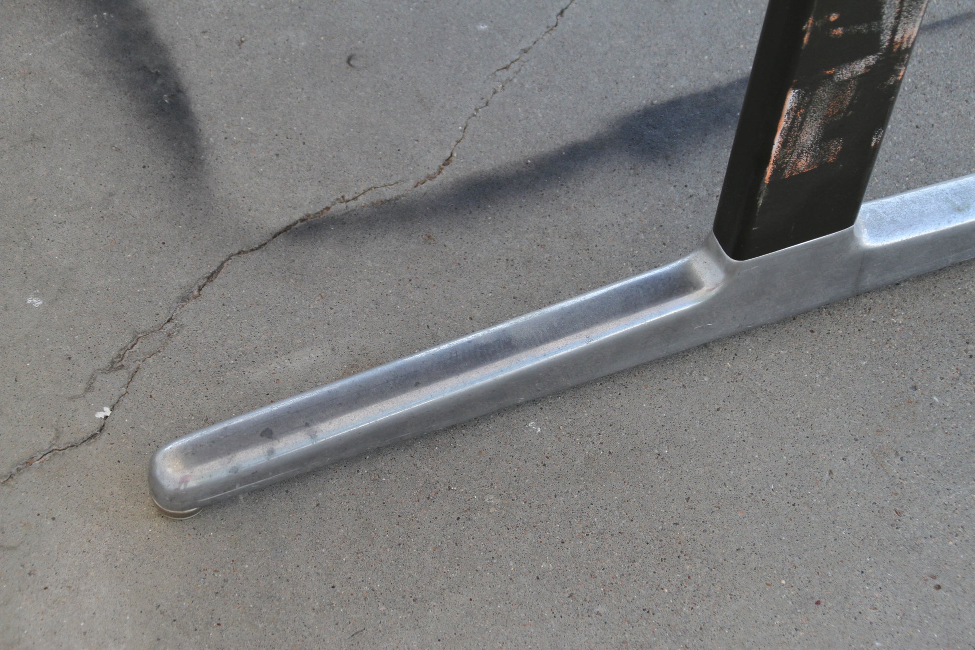 Clean-line tilting drafting table