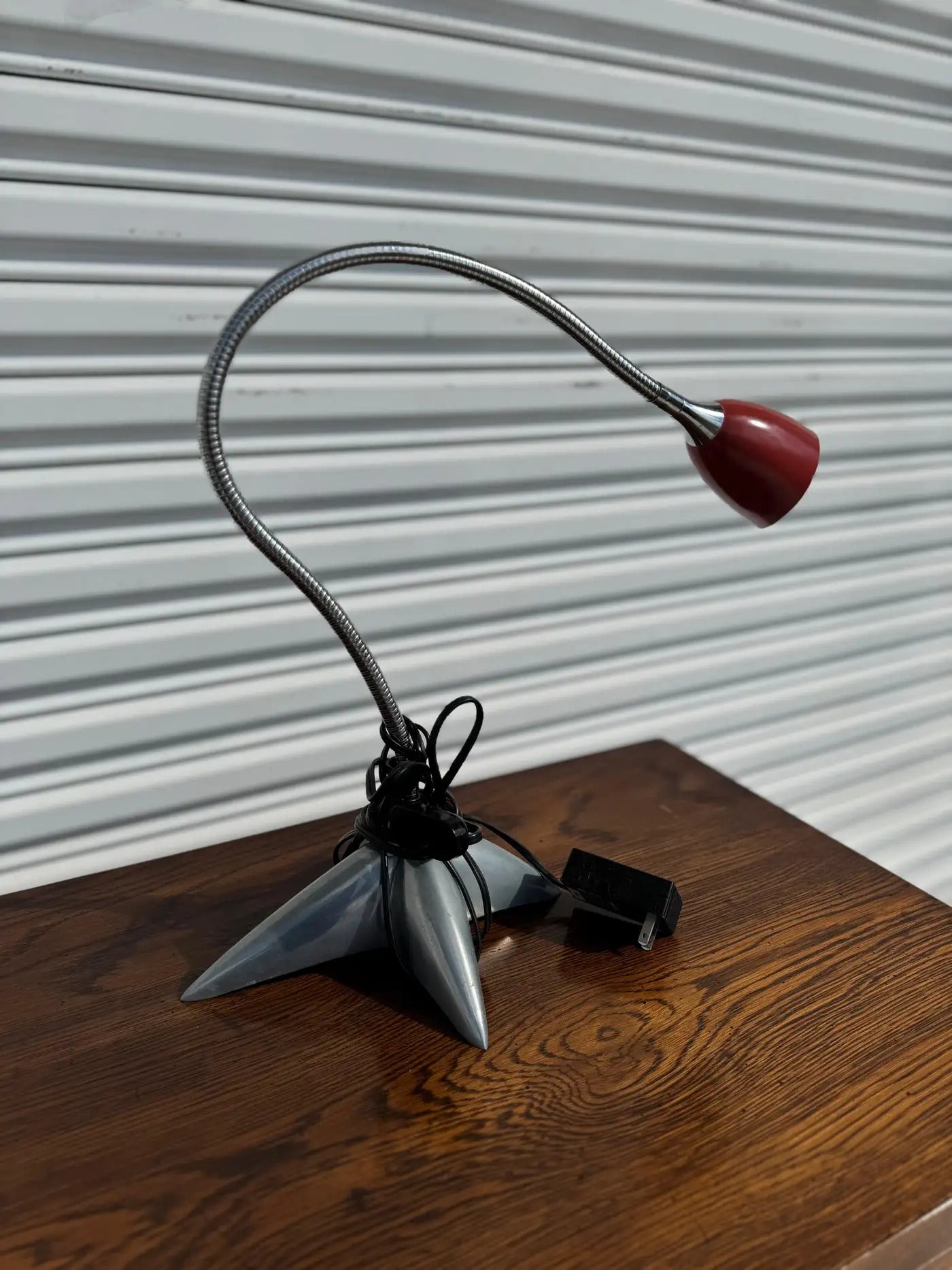 Retro modernist table lamp with flexible stem