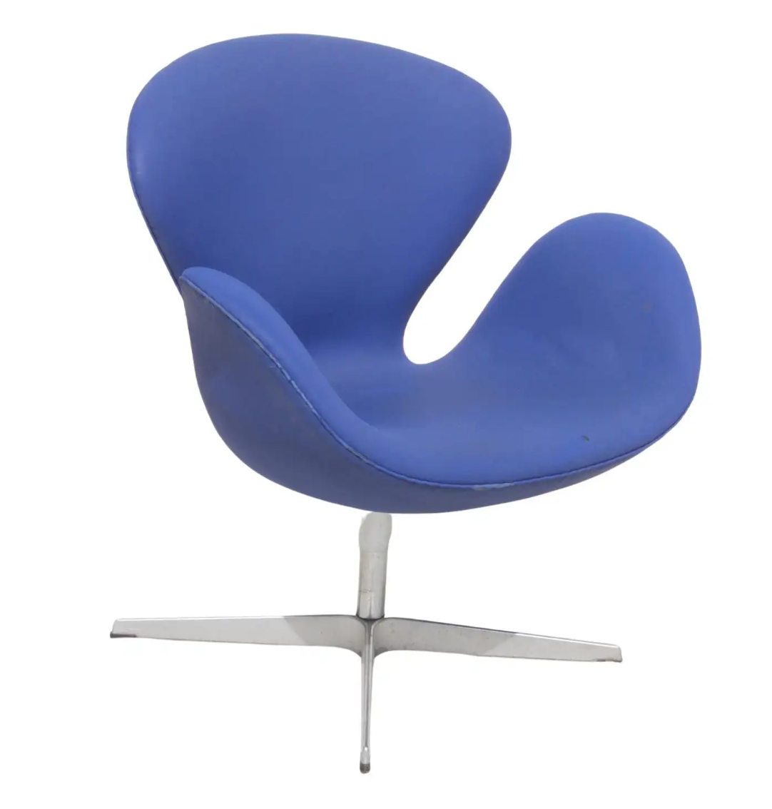1 Pair of Fritz Hansen Arne Jacobsen Swan Chair