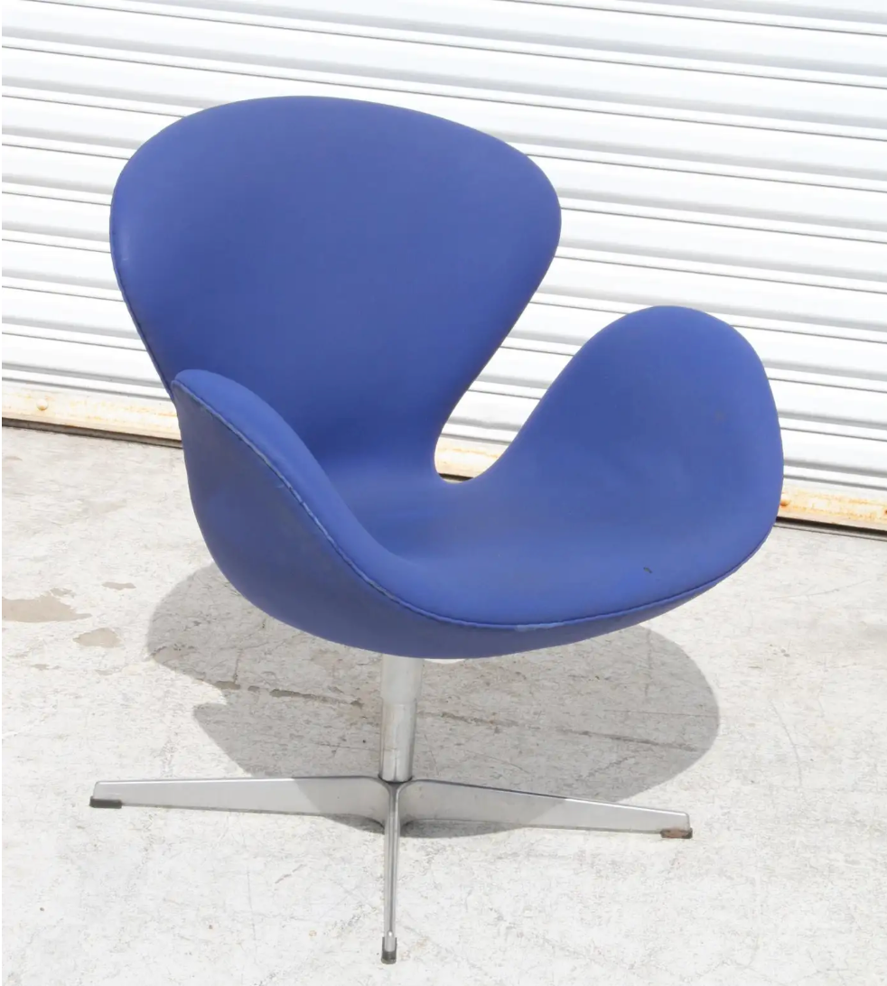 1 Pair of Fritz Hansen Arne Jacobsen Swan Chair