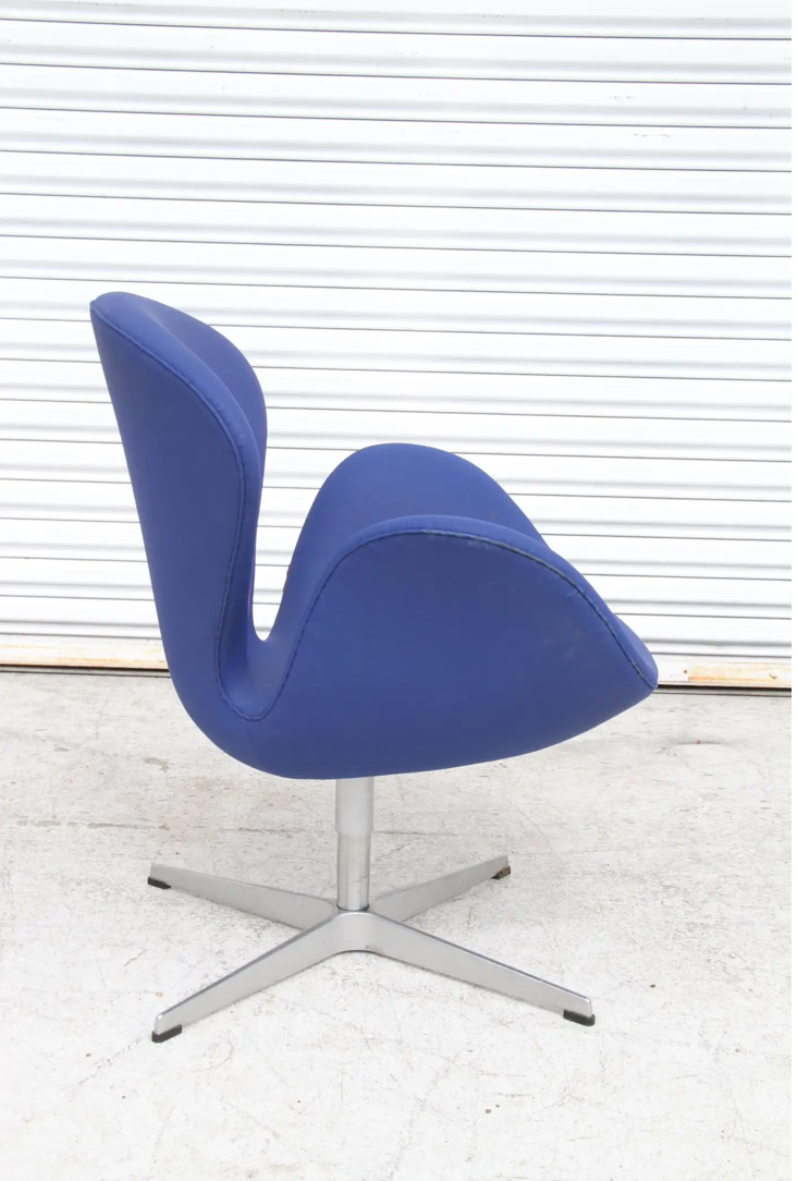 1 Pair of Fritz Hansen Arne Jacobsen Swan Chair
