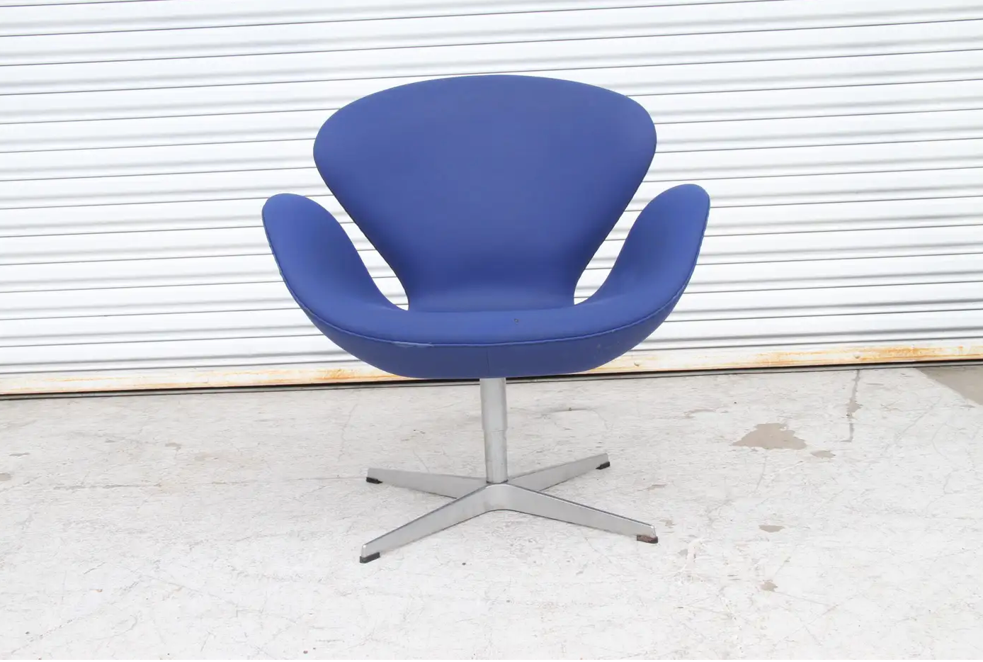 1 Pair of Fritz Hansen Arne Jacobsen Swan Chair