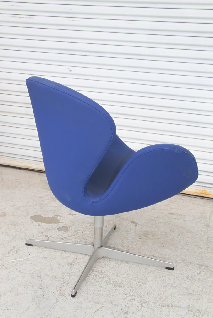 1 Pair of Fritz Hansen Arne Jacobsen Swan Chair