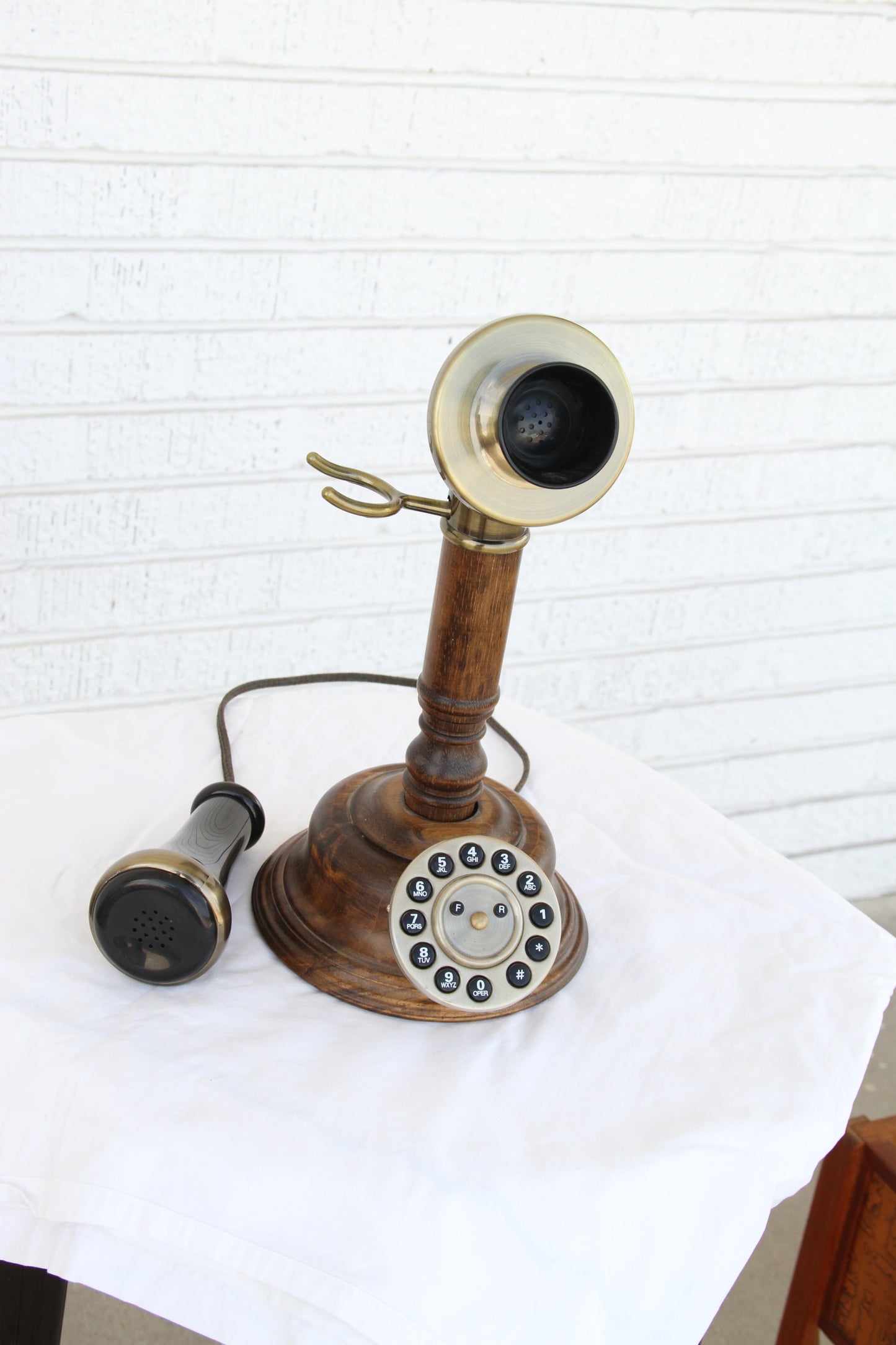 Opis desktop wood phone close-up