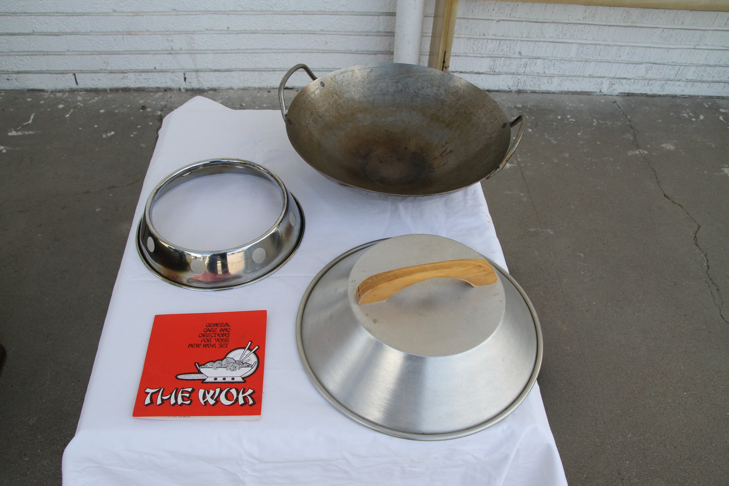 heavy-duty wok with copper base