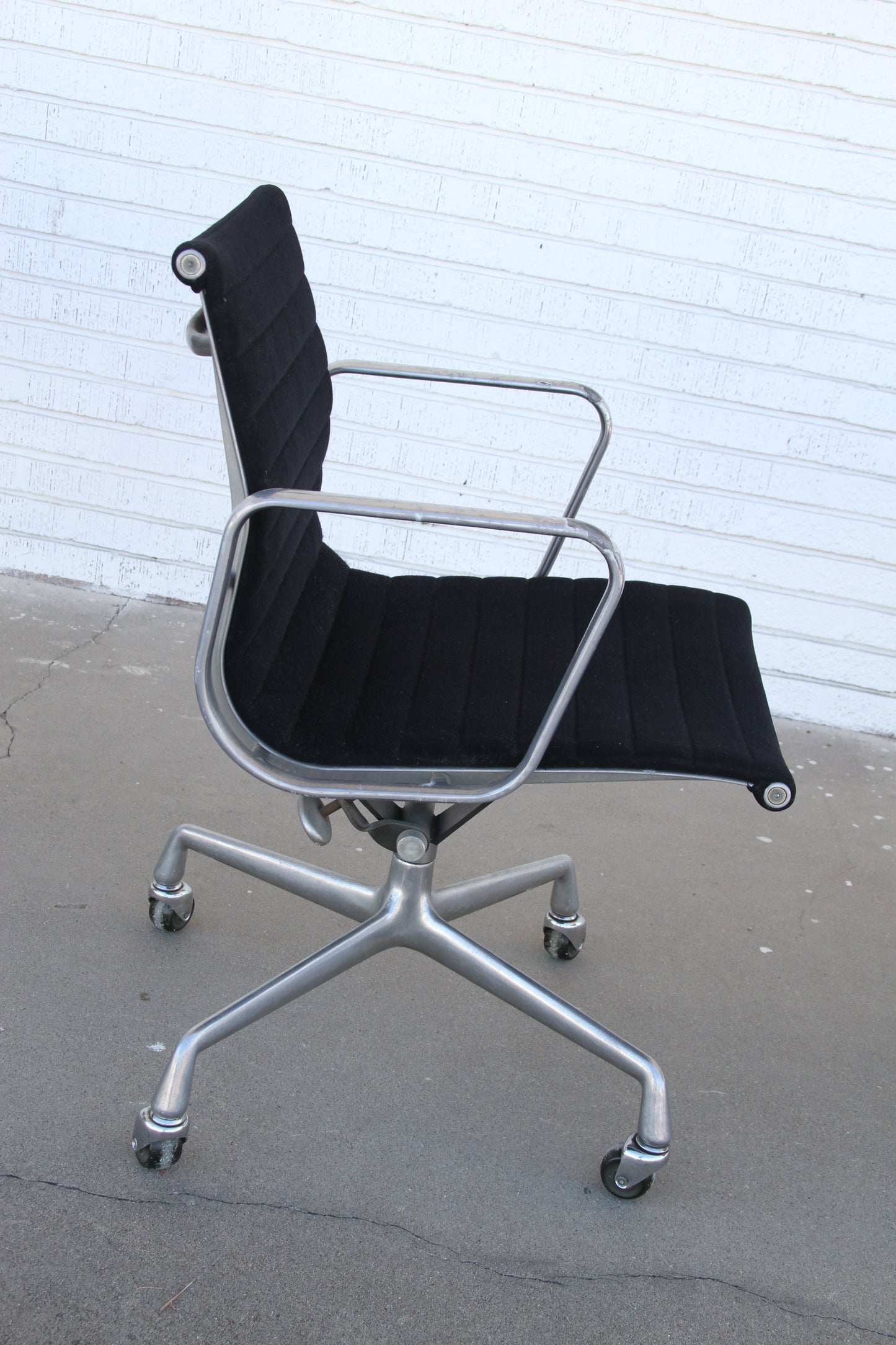 Vintage Herman Miller Aluminum Group Chair