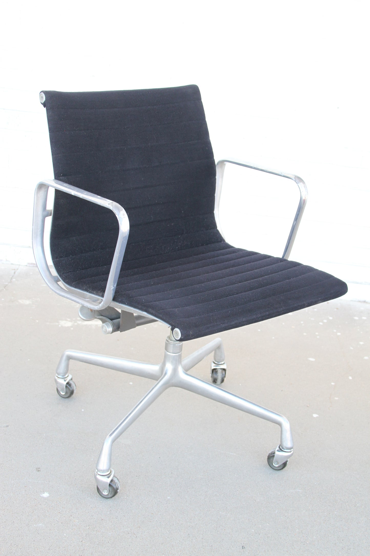 Designer aluminum frame office chair
