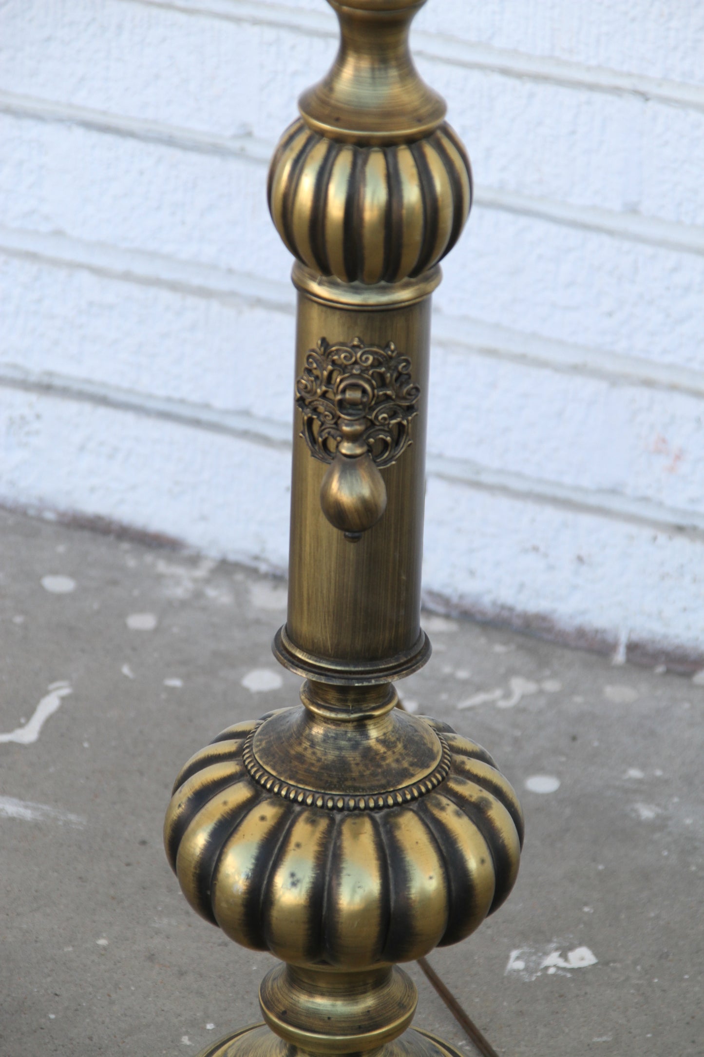 Baroque Style Glitwood Table Lamp