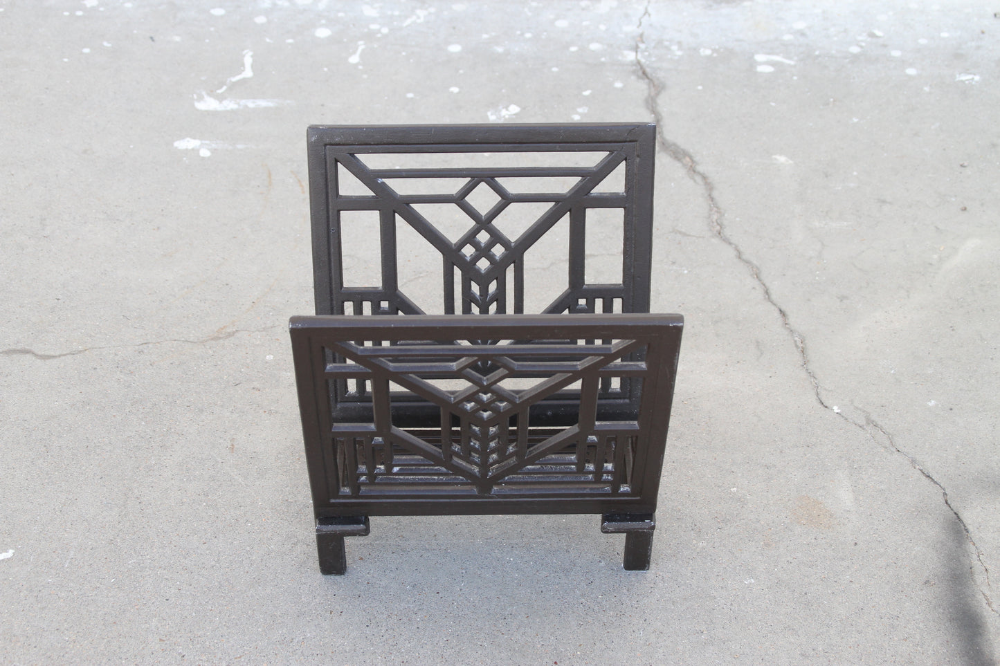 Metal magazine rack with architectural design