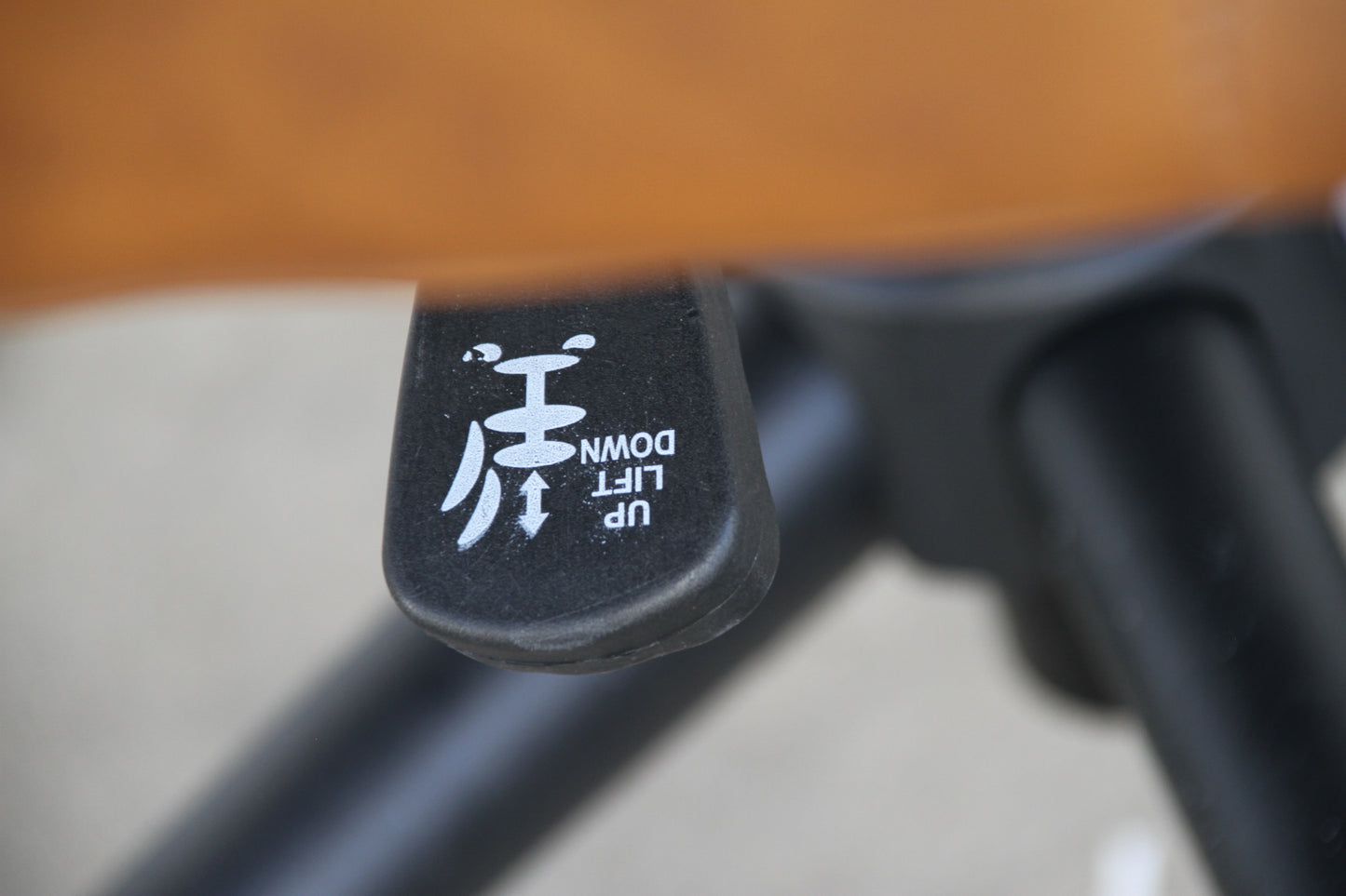 Arts Wish vintage brown chair side view