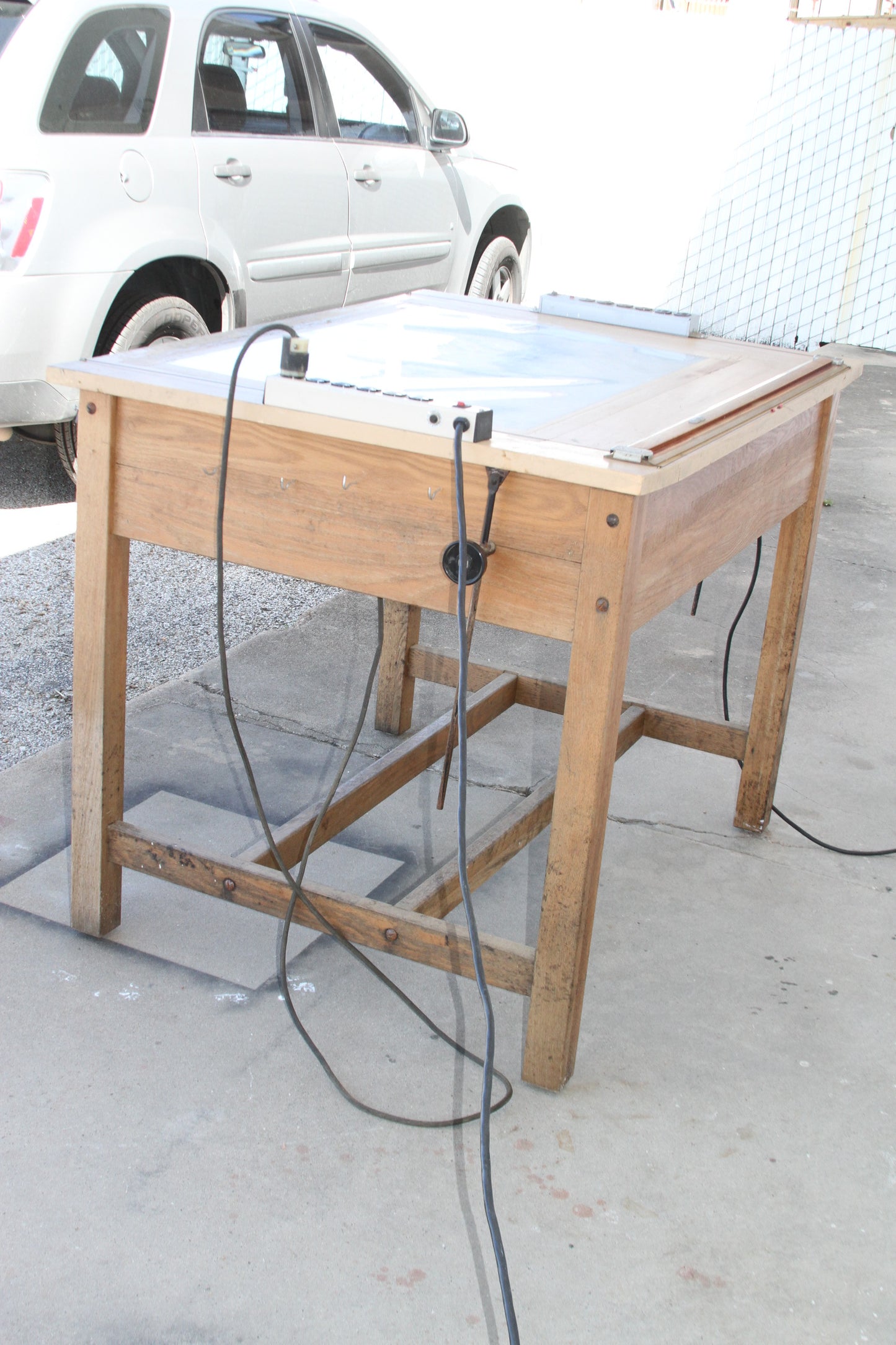 Illuminated tracing desk