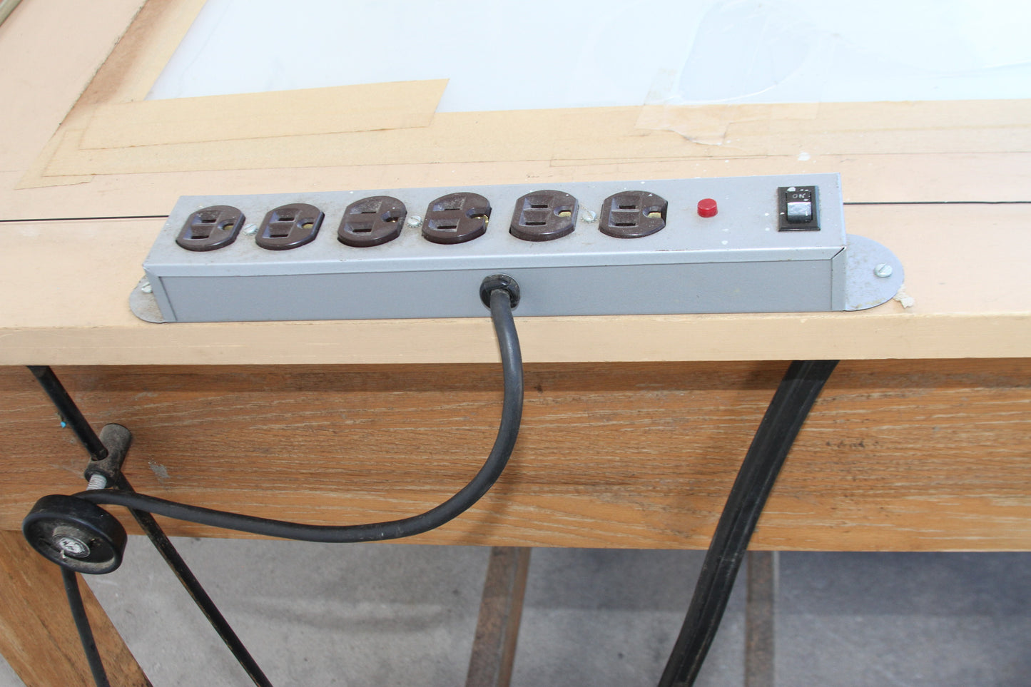 Studio wooden light tracing table