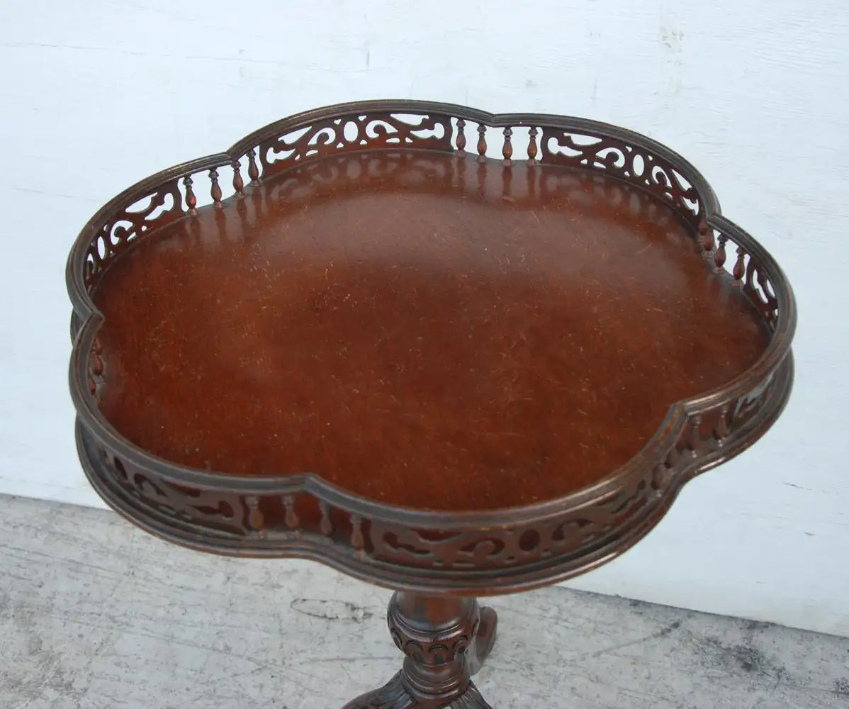 Traditional mahogany tripod pedestal table in Chippendale style
